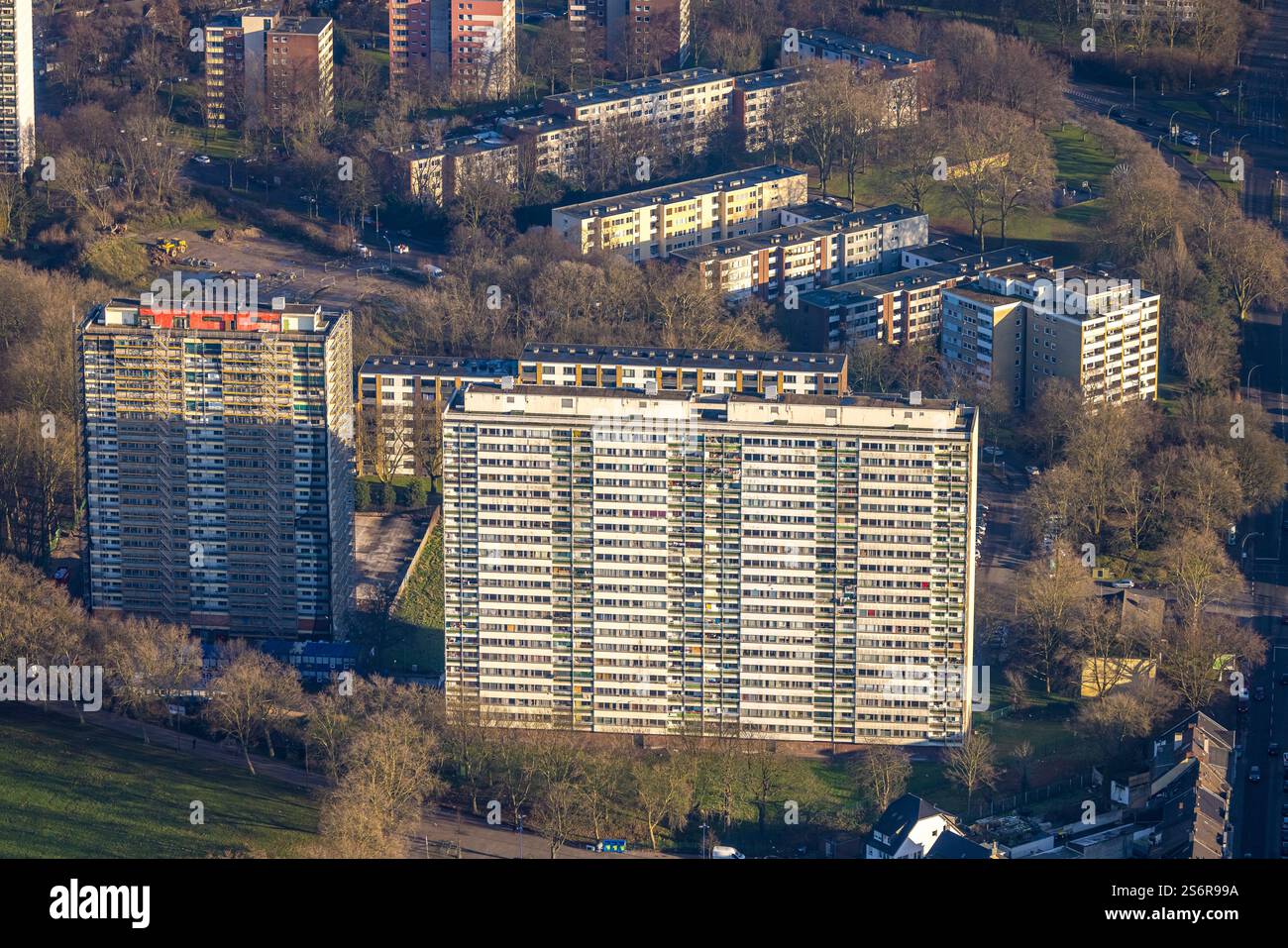 Luftbild, die Weißen Riesen Hochhäuser Wohnpark Hochheide, Hochhaus-Wohnsiedlung, Renovierung mit Baugerüst an der Hausfassade, Fenster und Balkone, F Stockfoto