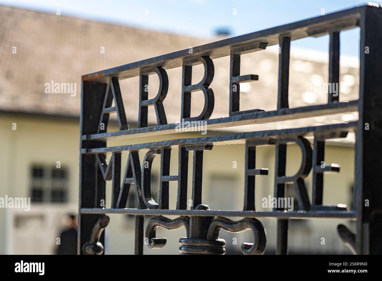Tor im KZ Dachau mit Inschrift Arbeit macht frei, KZ-Gedenkstätte Dachau, Bayern, Deutschland Stockfoto