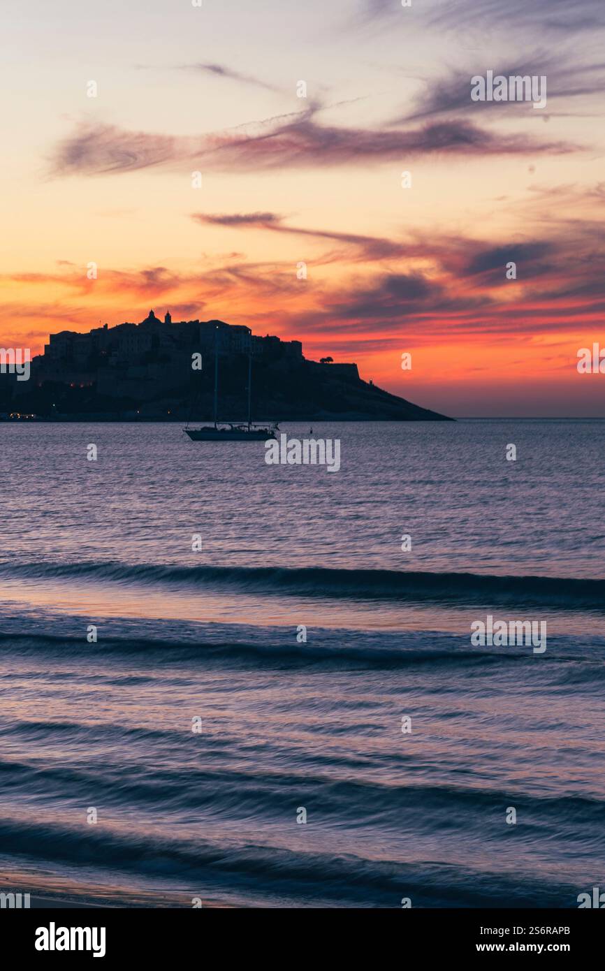 Die Altstadt von Calvi auf der französischen Insel Korsika bei Sonnenuntergang. Die Sonne geht hinter der Zitadelle unter. Stockfoto