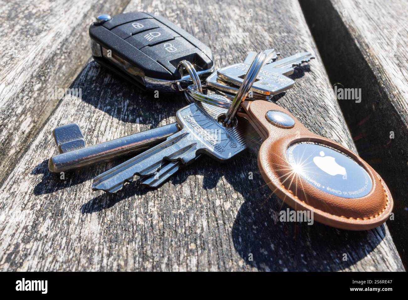 Schlüsselanhänger links auf einer Parkbank, Apple AirTag, Autoschlüssel, Symbolbild, Schlüsselanhänger vergessen, Stockfoto