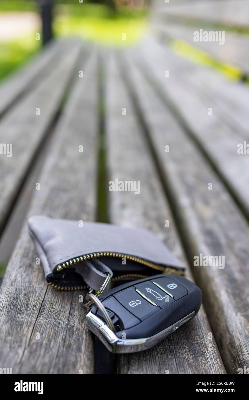 Autoschlüssel auf einer Parkbank, Keyless Entry, symbolisches Bild, vergessene Autoschlüssel, Stockfoto Autoschlüssel auf einer Parkbank, Keyless Entry, symbolisches Bild, vergessene Autoschlüssel, Stockfoto