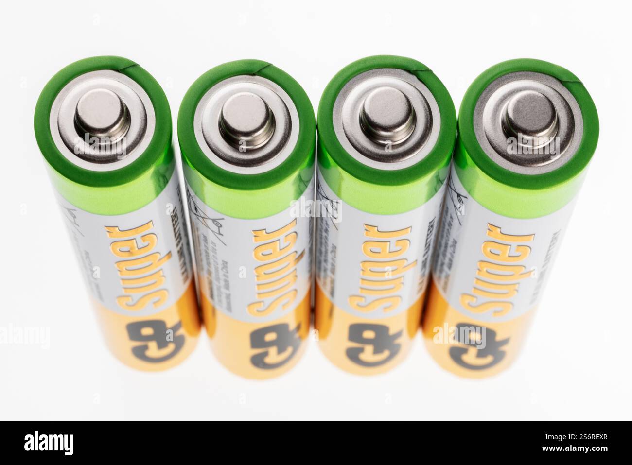 Vier neue GP-Batterien Mignon AA 1,5 V, LR6, von oben, verschwommener, weißer Hintergrund, Stockfoto