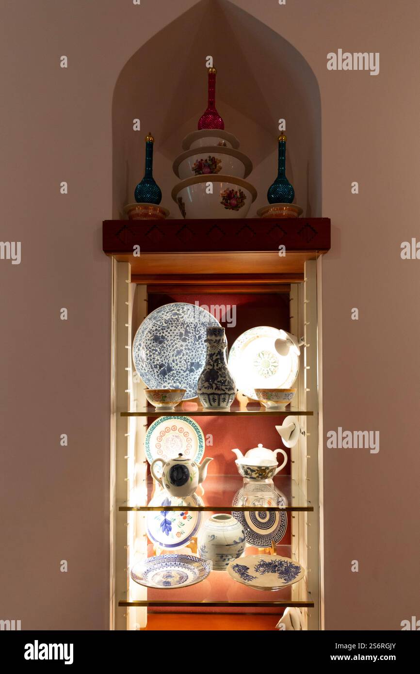 Porzellangeschirr, Bait al Zubair, Museum, ehemaliges Herrenhaus der Familie Zubair, Maskat, Oman, Arabische Halbinsel, Naher Osten, Asien Stockfoto