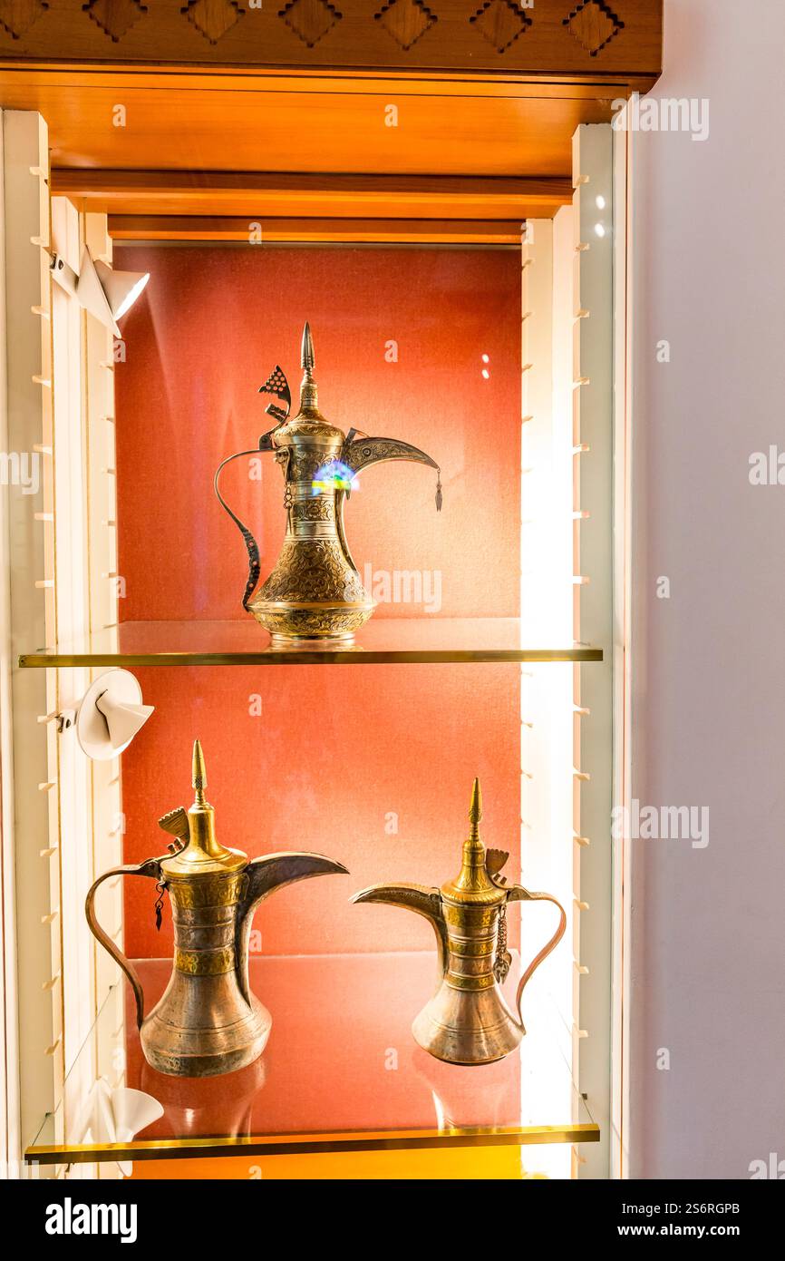 Silber- und Kupferkaffeekanne, Bait al Zubair, Museum, ehemaliges Herrenhaus der Familie Zubair, Muscat, Oman, Arabische Halbinsel, Naher Osten, Asien Stockfoto