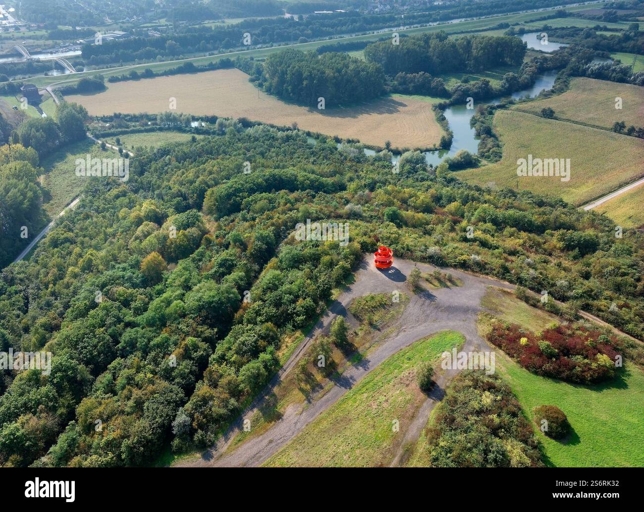 Blick auf die Lippe, die Radbod-Verstreichelspitze mit dem Wahrzeichen Haldenzeichen im Lippepark Hamm, Hamm, Bockum-Hövel, Ruhrgebiet, Nordrhein-W Stockfoto