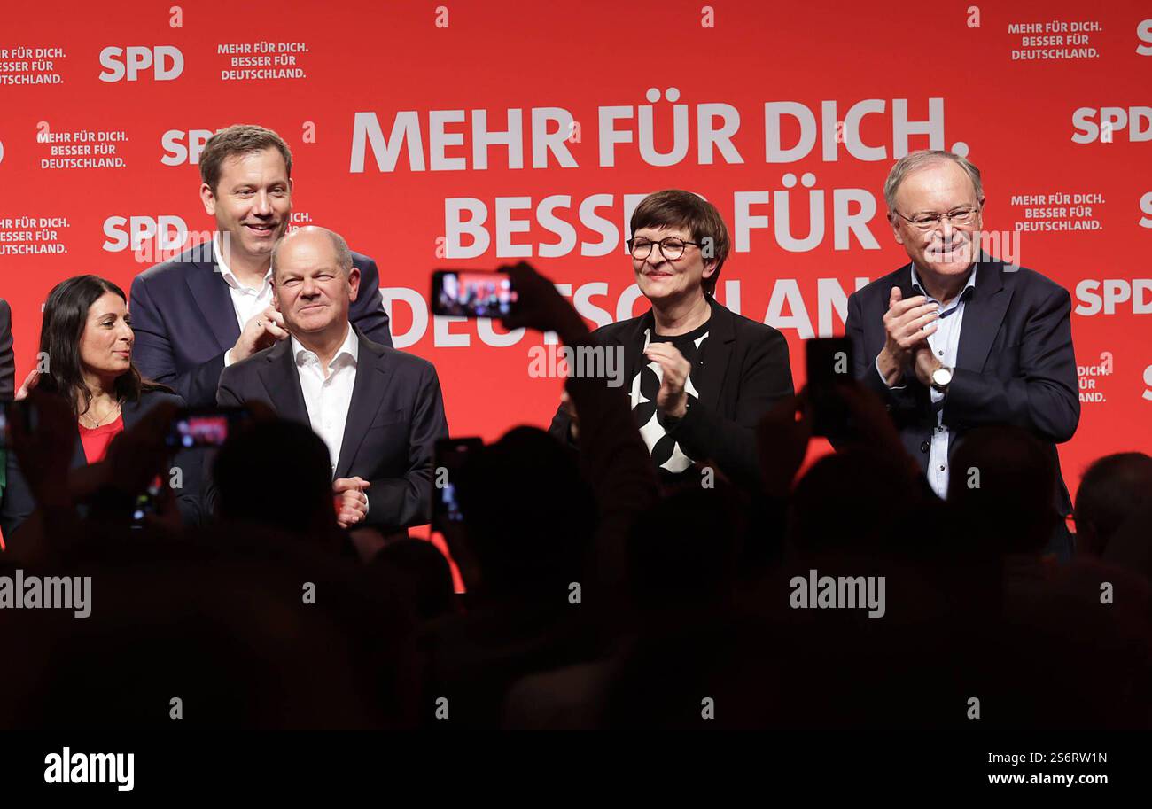 OLAF Scholz, Lars Klingbeil, Saskia Esken, Stephan weil, Daniela Cavallo VW Betriebsraetin Bundestagswahlkampf 2025, Auftaktveranstaltung der SPD mit Kanzlerkandidat Olaf Scholz im Congresspark Wolfsburg. Politik, Parteien, Bundestagswahl Wolfsburg *** Olaf Scholz, Lars Klingbeil, Saskia Esken, Stephan weil, Daniela Cavallo VW Betriebsraetin Bundestagswahlkampf 2025, SPD-Auftaktveranstaltung mit Kanzlerkandidat Olaf Scholz am Kongresspark Wolfsburg Politik, Parteien, Bundestagswahl Wolfsburg Stockfoto