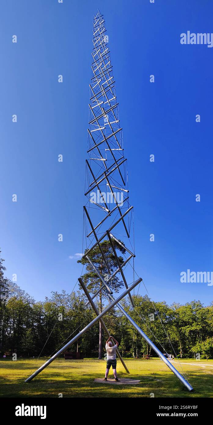 Skulpturenpark mit dem Needel Tower II Kunstwerk, Tensegrity, de Hoge Veluwe, Niederlande, Gelderland, Hoge Veluwe Nationalpark Stockfoto