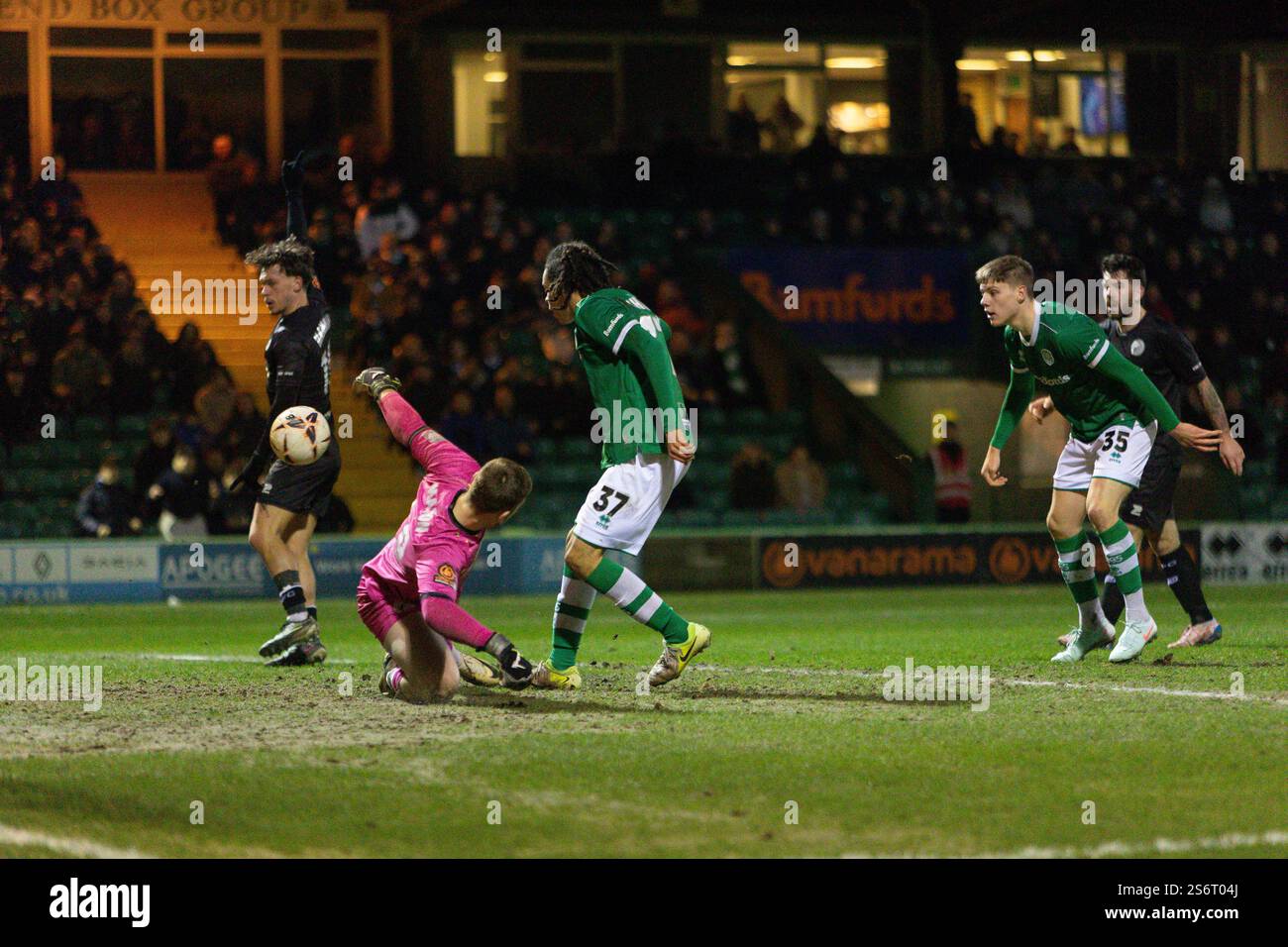 Kofi Shaw aus Yeovil Town versucht, den Ball an Tiernan Brooks aus Gateshead vorbei zu bekommen, aber er geht während des National League-Spiels in Huish Park S weit Stockfoto