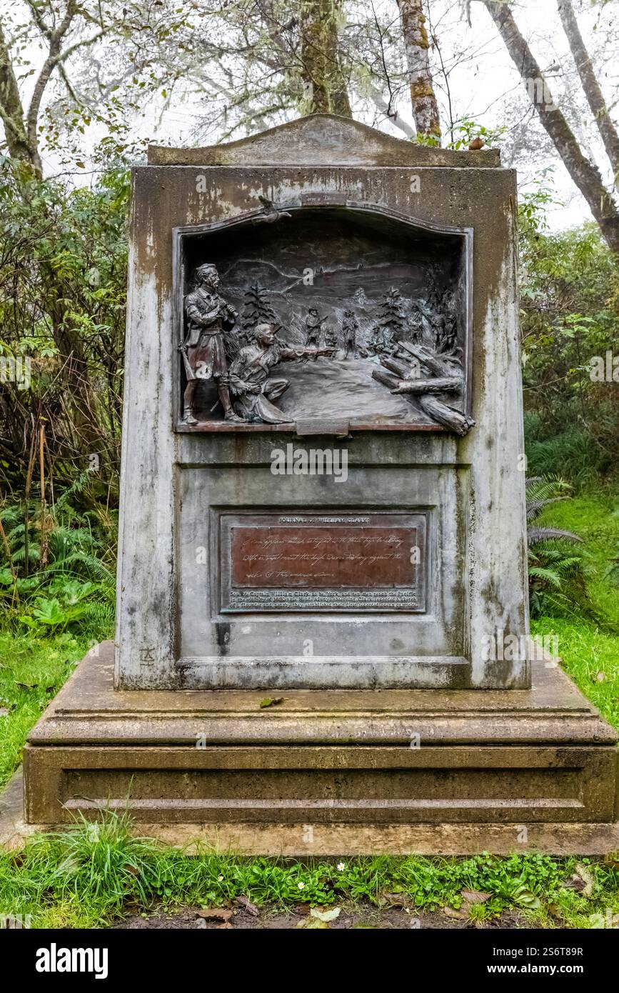 Skulptur von Captain William Clark und Slave York im McKenzie Head im Cape Enttäuschung State Park, Washington State, USA Stockfoto
