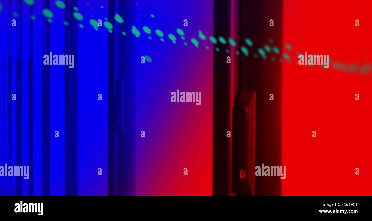 Buntes Bild von Datenpunkten und Zahlen auf abstraktem rotem und blauem Hintergrund Stockfoto