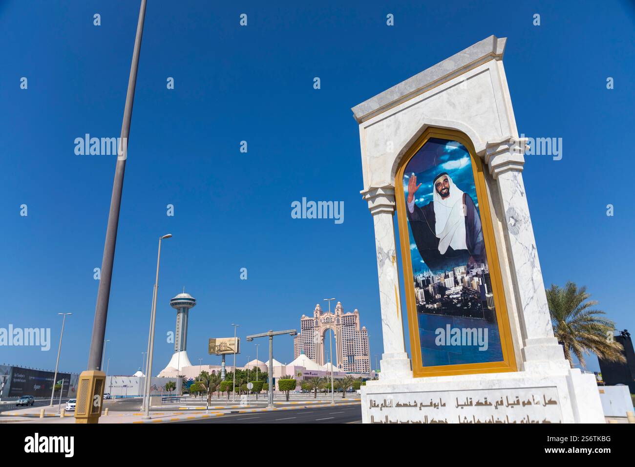 Vereinigte Arabische Emirate, Abu Dhabi. Denkmal mit Porträt von Scheich Zayed bin Sultan Al-Nahyan. Marina Mall und Rixos Marina Abu Dhabi Hotel. Stockfoto