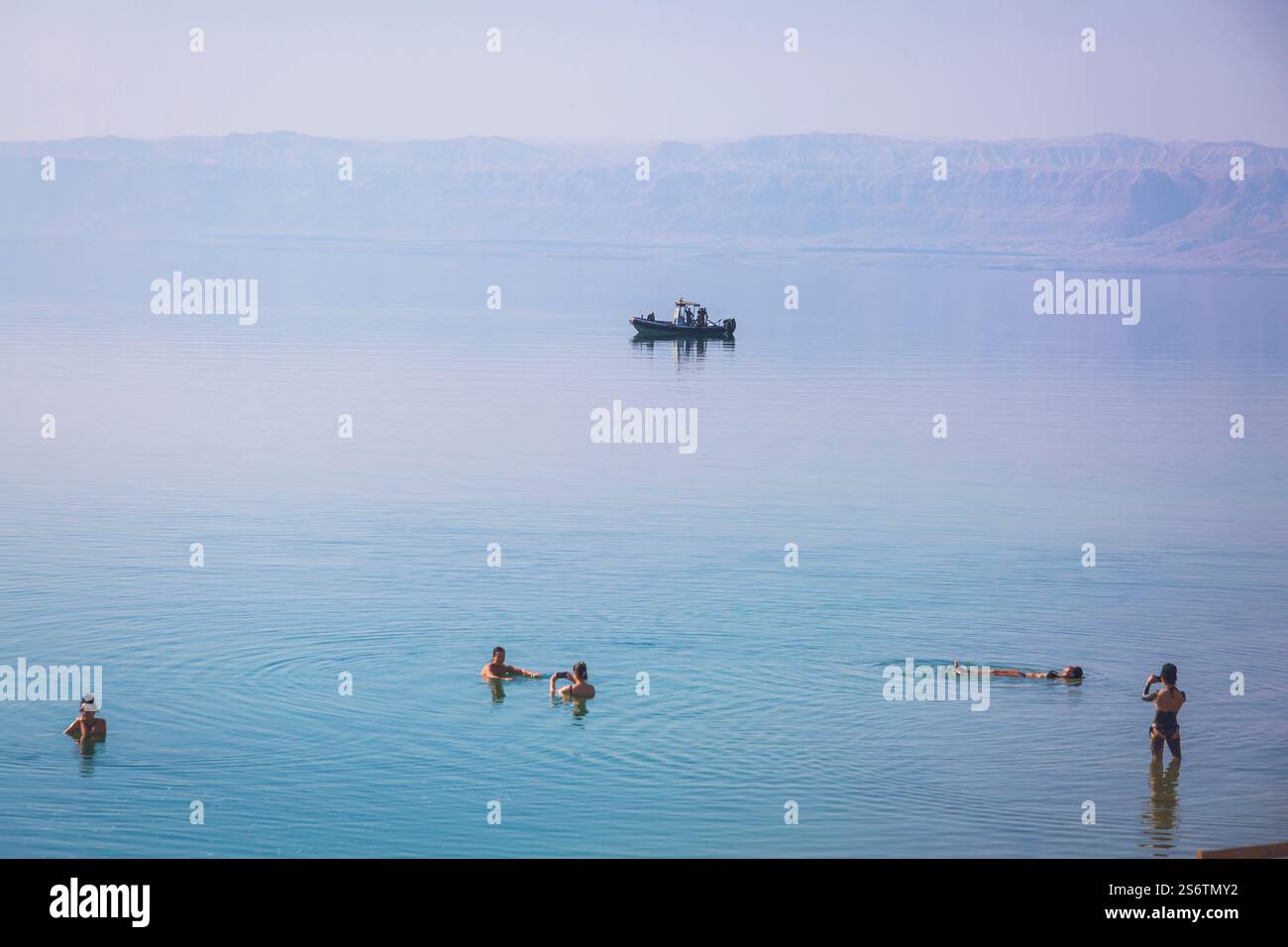 Jordanien, Naher Osten, Totes Meer, jordanische Soldaten auf einem Boot. Die israelische Küste im Hintergrund Stockfoto