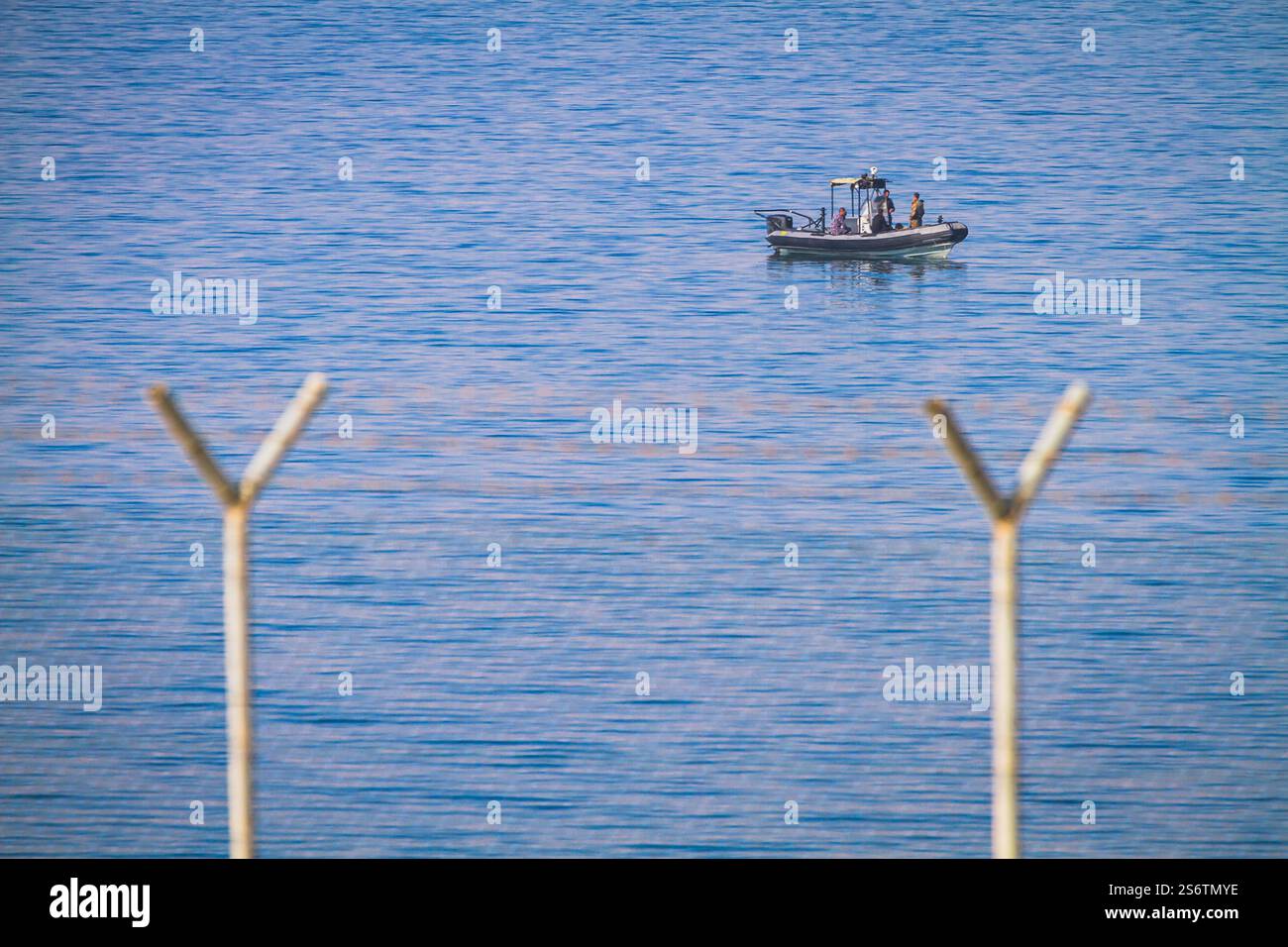 Jordanien, Naher Osten, Totes Meer, jordanische Soldaten auf einem Boot Stockfoto
