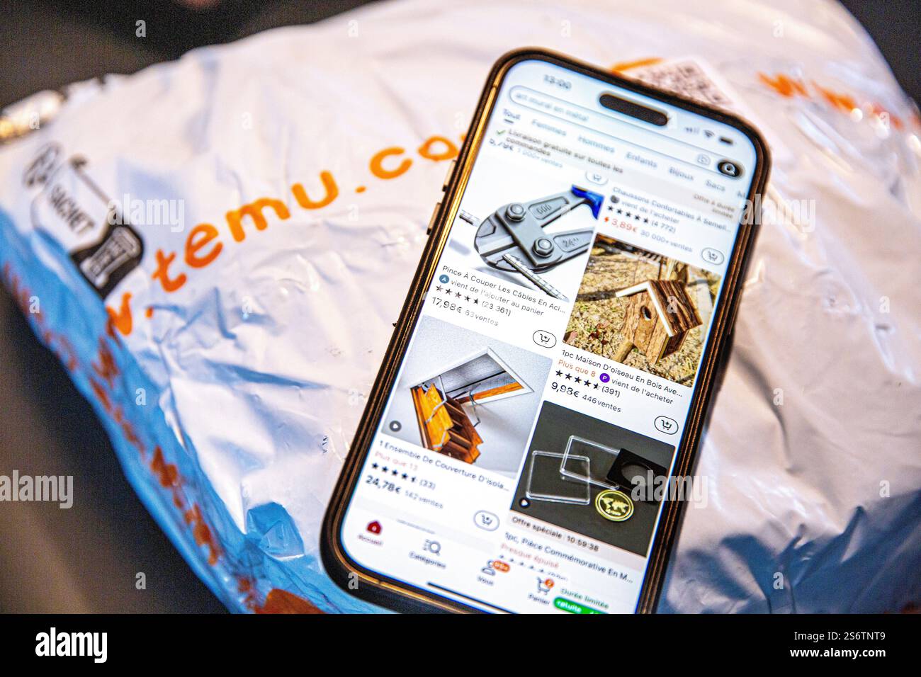 Beutel mit Produkten, die vom Standort Temu über die Anwendung verkauft werden Stockfoto