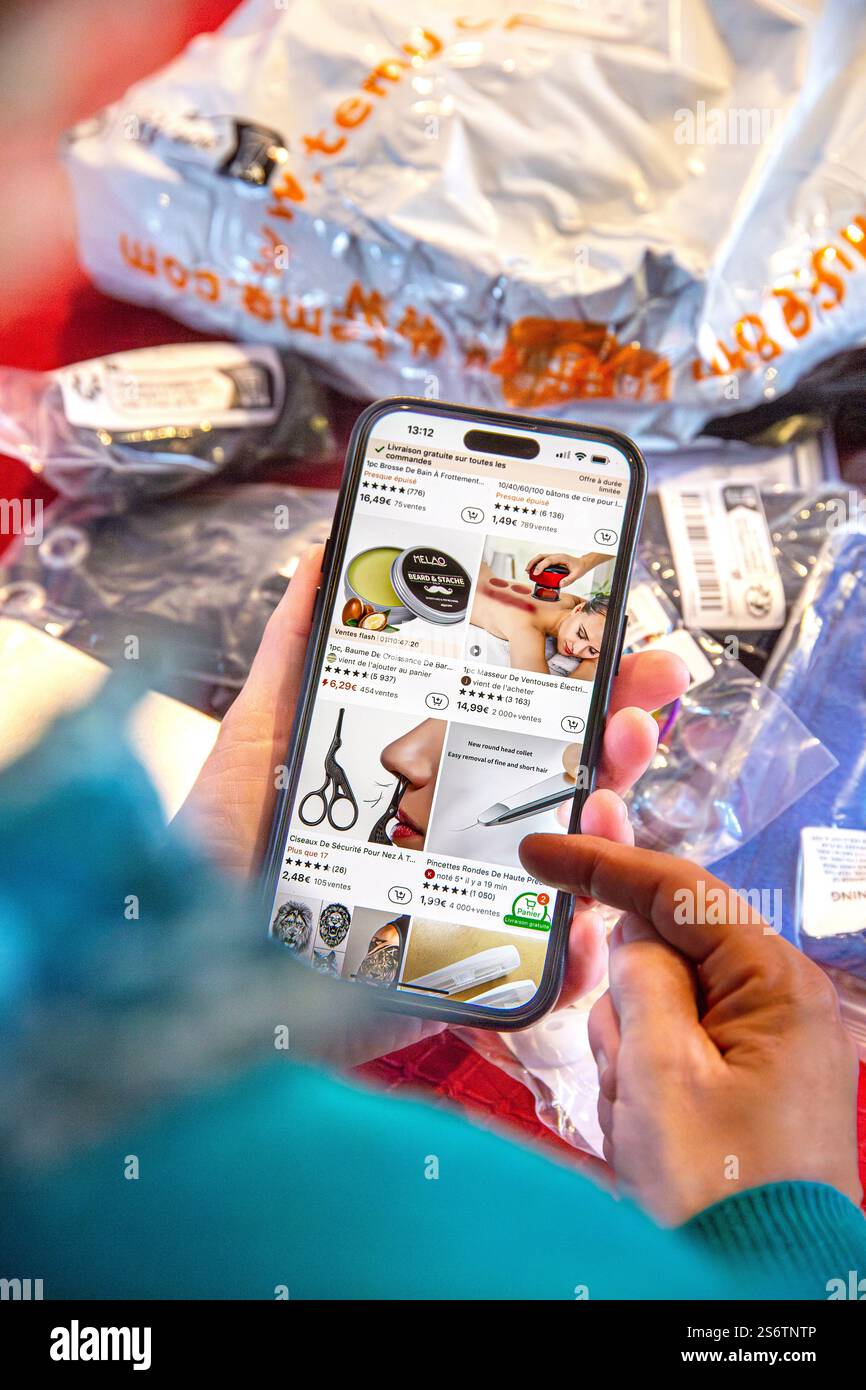 Beutel mit Produkten, die vom Standort Temu über die Anwendung verkauft werden Stockfoto