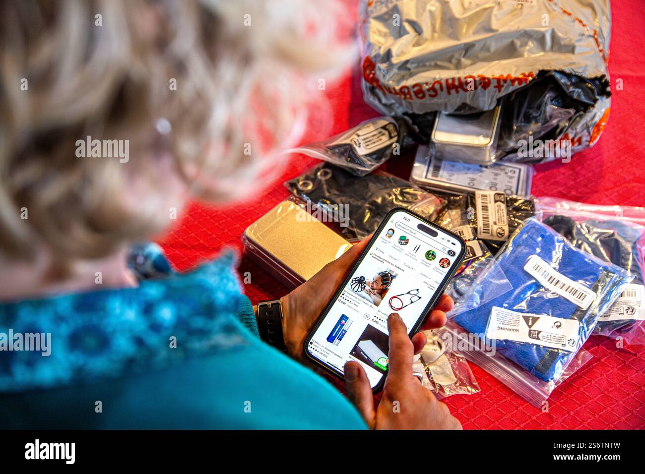 Beutel mit Produkten, die vom Standort Temu über die Anwendung verkauft werden Stockfoto