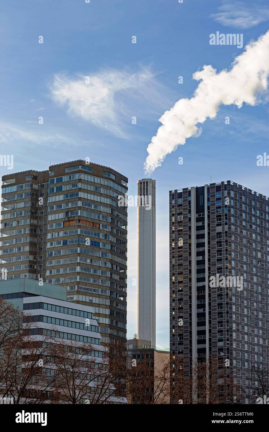 Frankreich, Paris, 75, 15. Arrondissement, Bezirk Grenelle, Front de seine Türme und Schornstein des Heizkesselhauses. Stockfoto