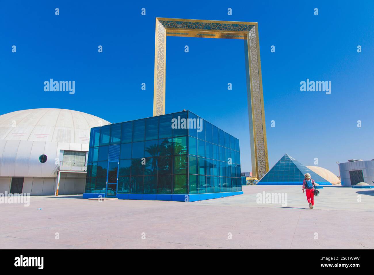 Naher Osten, Vereinigte Arabische Emirate, Dubai, Zabeel Park. Der Rahmen. Im Vordergrund befindet sich der verlassene Vergnügungspark mit seinen Kuppeln, Planeten und Fliegen Stockfoto