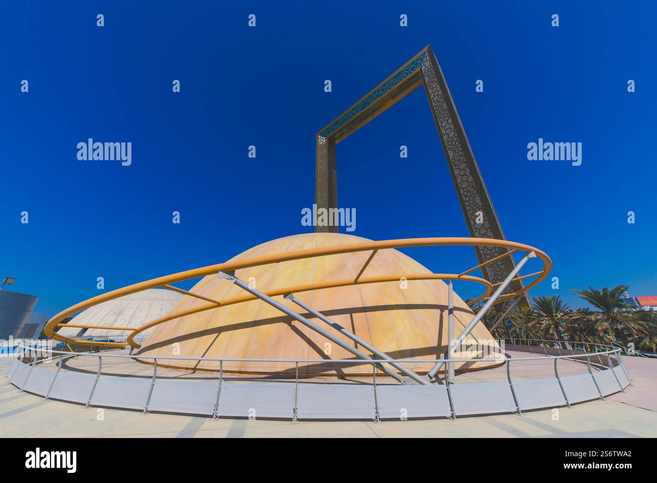Naher Osten, Vereinigte Arabische Emirate, Dubai, Zabeel Park. Der Rahmen. Im Vordergrund befindet sich der verlassene Vergnügungspark mit seinen Kuppeln, Planeten und Fliegen Stockfoto