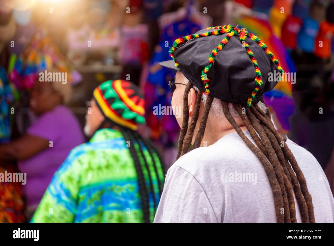 Rentner im Urlaub, die einen Hut mit Rasta-Zöpfen gekauft haben Stockfoto