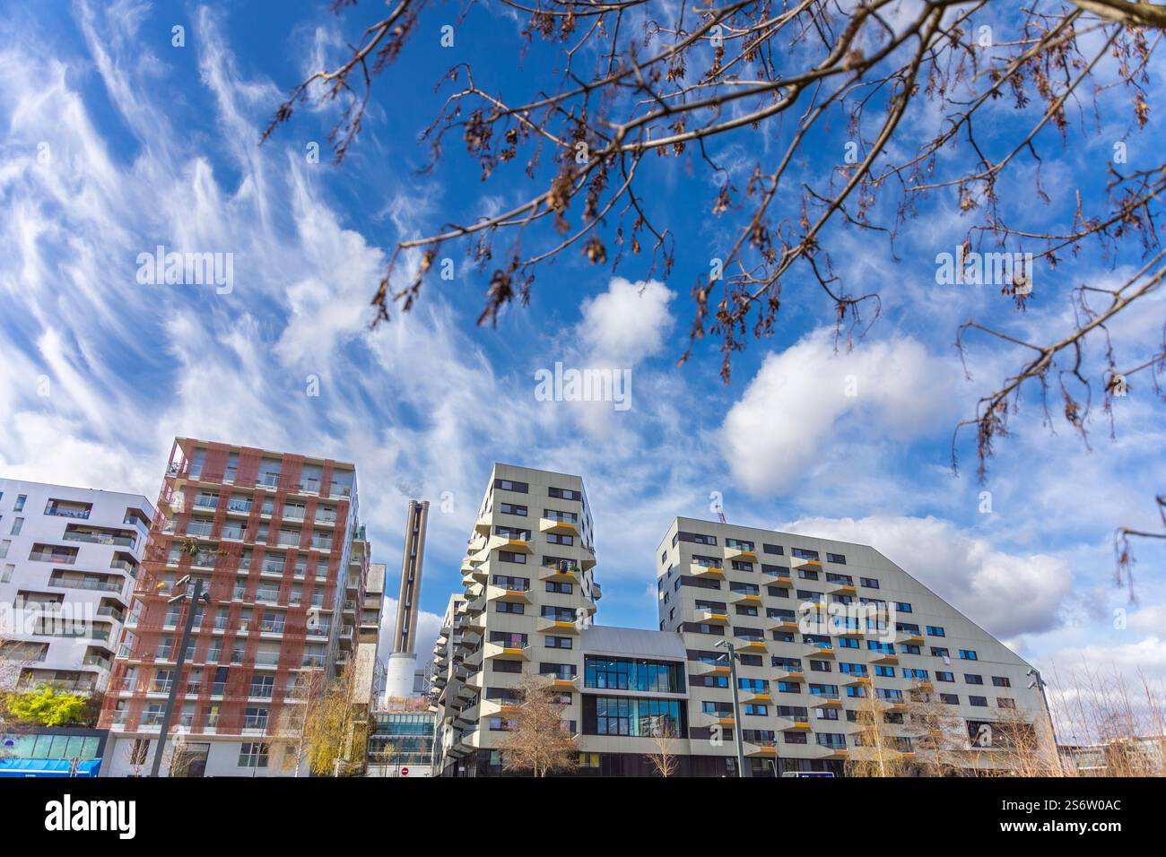 Frankreich, Ile de France, seine-Saint-Denis, Saint-Ouen. Docks District. Schornstein, Abfallbehandlungsanlage. Neue Wohngebäude Stockfoto