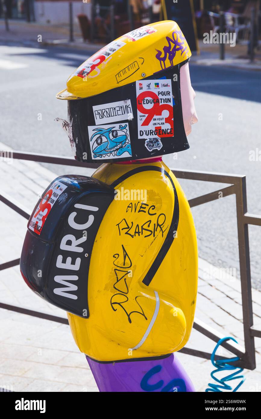 Schaufensterpuppe als Hinweis auf eine geschützte Passage für Schulkinder Stockfoto