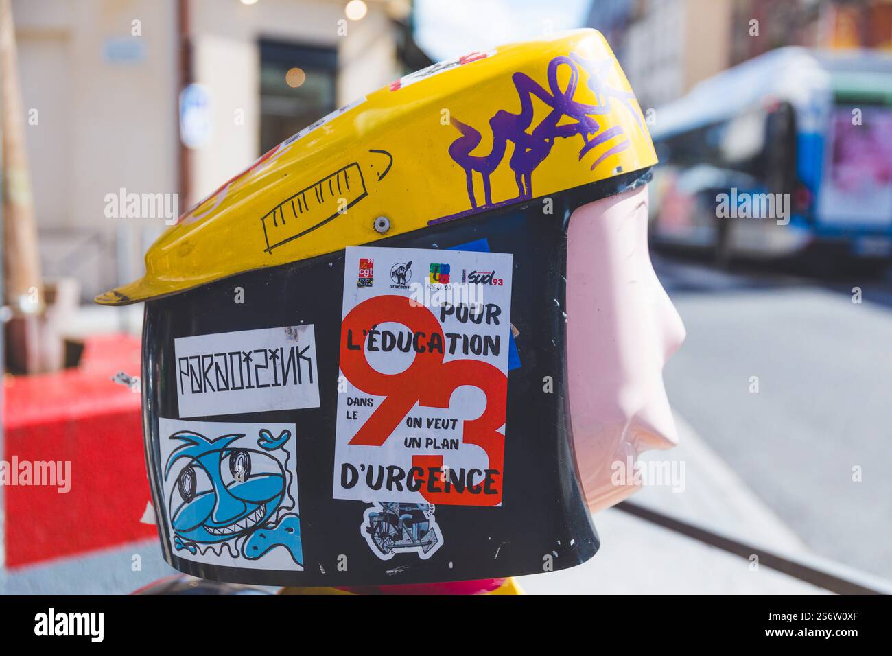 Schaufensterpuppe als Hinweis auf eine geschützte Passage für Schulkinder Stockfoto