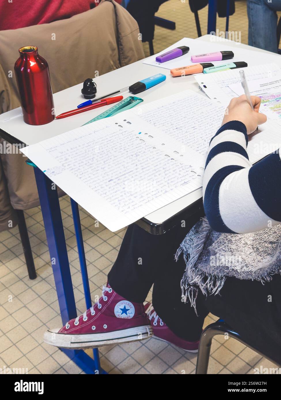 Der Schüler der High School trägt Converse Sneakers Stockfoto