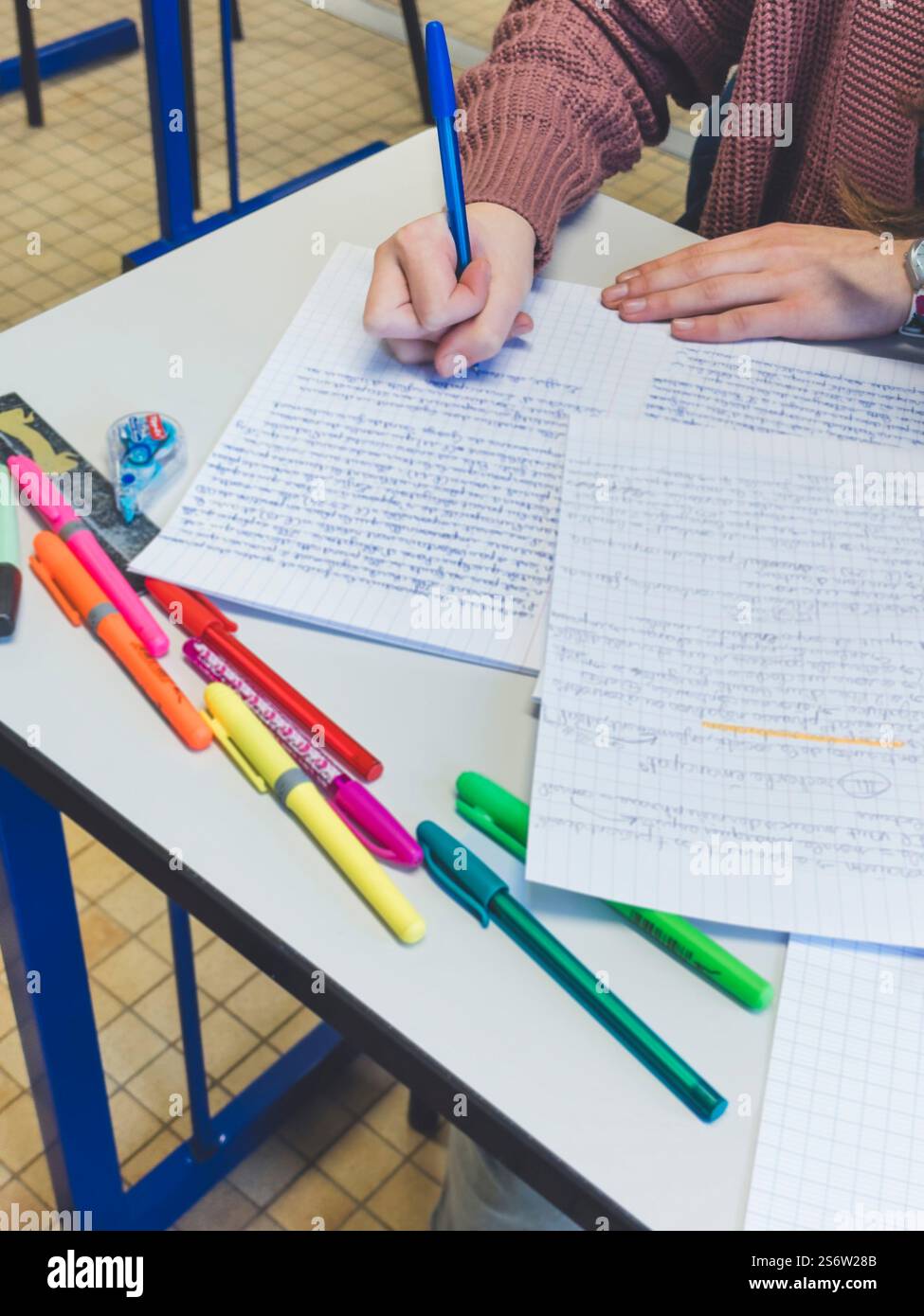 High School Examen. Der Student hält seinen Stift sehr schlecht. Stockfoto