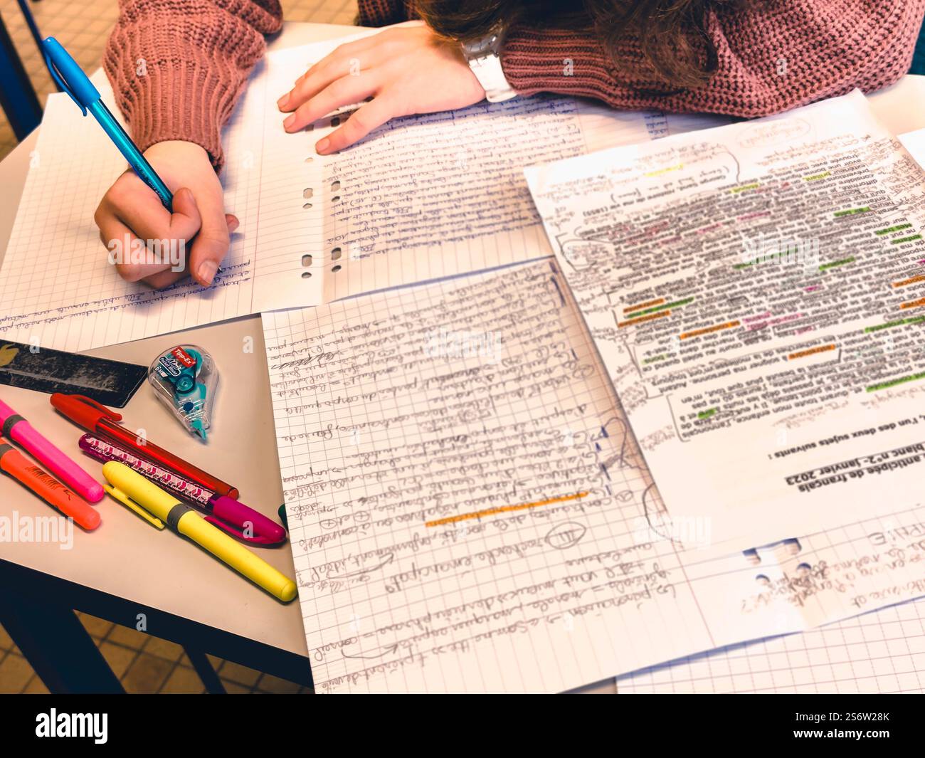 High School Examen. Der Student hält seinen Stift sehr schlecht. Stockfoto