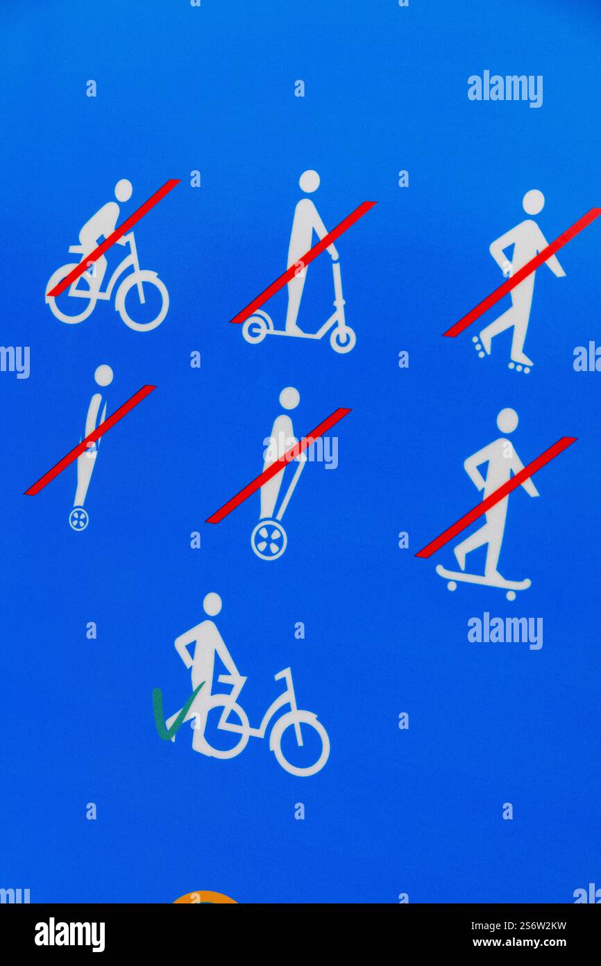 Schild, das darauf hinweist, dass Fahrräder erlaubt sind, aber keine anderen Transportmittel auf Rädern Stockfoto