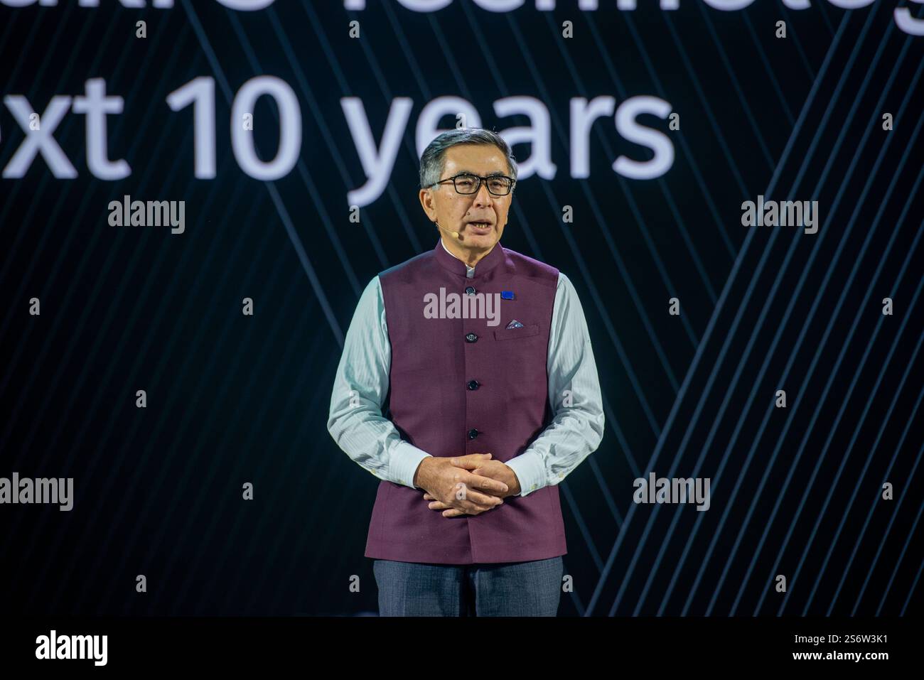 Toshihiro Suzuki, CEO von Suzuki Motor, hält während der Bharat ...