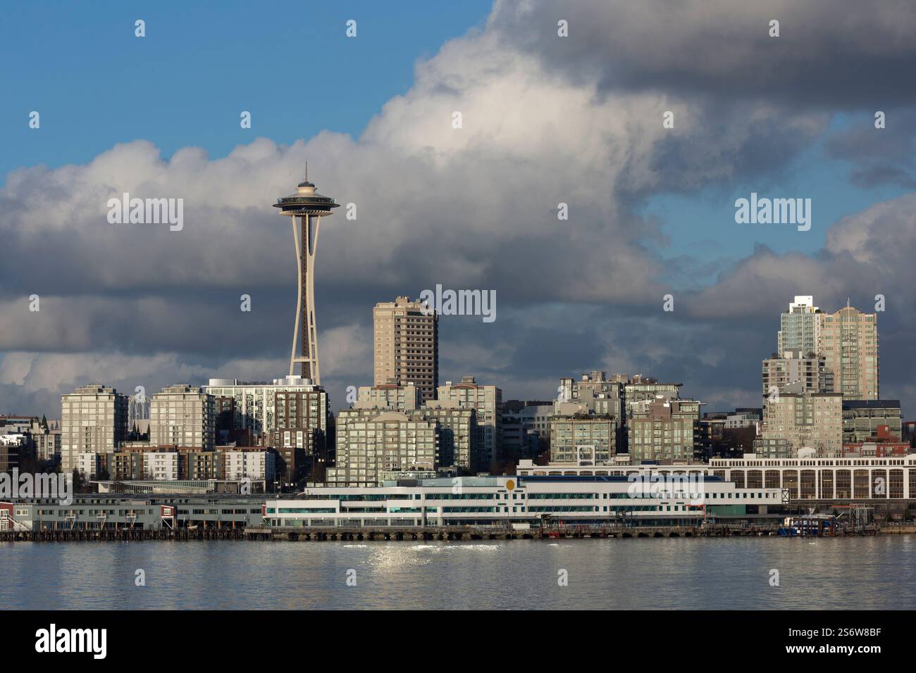 Die Skyline von Seattle glänzt bei Sonnenuntergang von Elliott Bay am Samstag, den 11. Januar 2025. Stockfoto