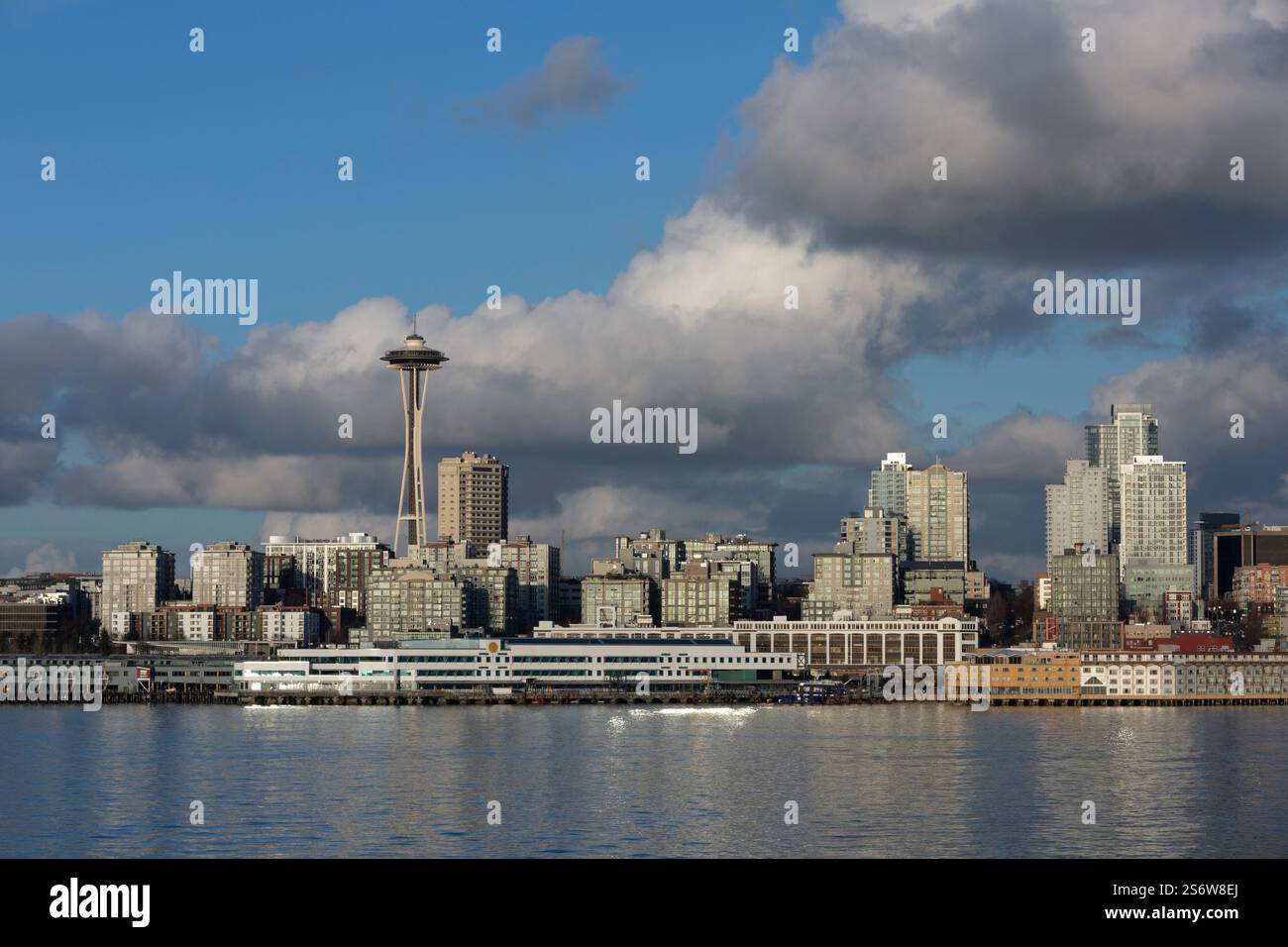 Die Skyline von Seattle glänzt bei Sonnenuntergang von Elliott Bay am Samstag, den 11. Januar 2025. Stockfoto