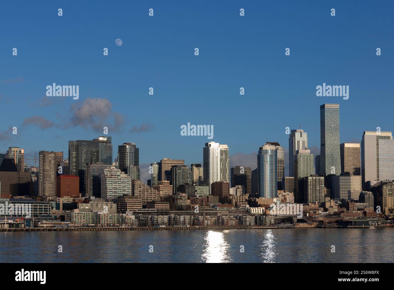 Der Mond erhebt sich am Samstag, den 11. Januar 2025, von Elliott Bay aus über der Skyline von Seattle. Stockfoto