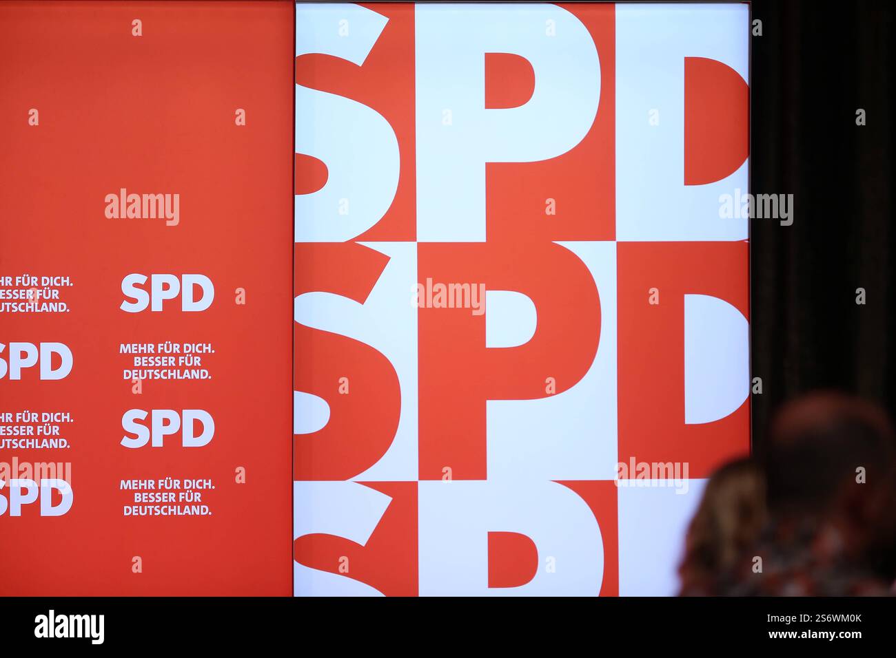Halle Saale, Sachsen-Anhalt, Deutschland, 17.01.2025: Steintor-Varieté: Wahlkampfveranstaltung der SPD mit dem Kanzlerkandidat: SPD-Logo *** Halle Saale , Sachsen-Anhalt, Deutschland, 17 01 2025 Steintor Varieté SPD Wahlkampfveranstaltung mit dem SPD-Logo Copyright: XdtsxNachrichtenagenturx dts 56101 Stockfoto