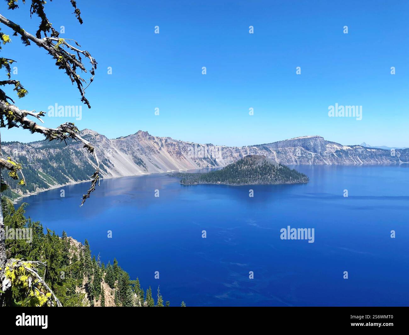 Tiefblaues Wasser des Crater Lake im Crater Lake National Park in Oregon an einem sonnigen Sommertag. Stockfoto