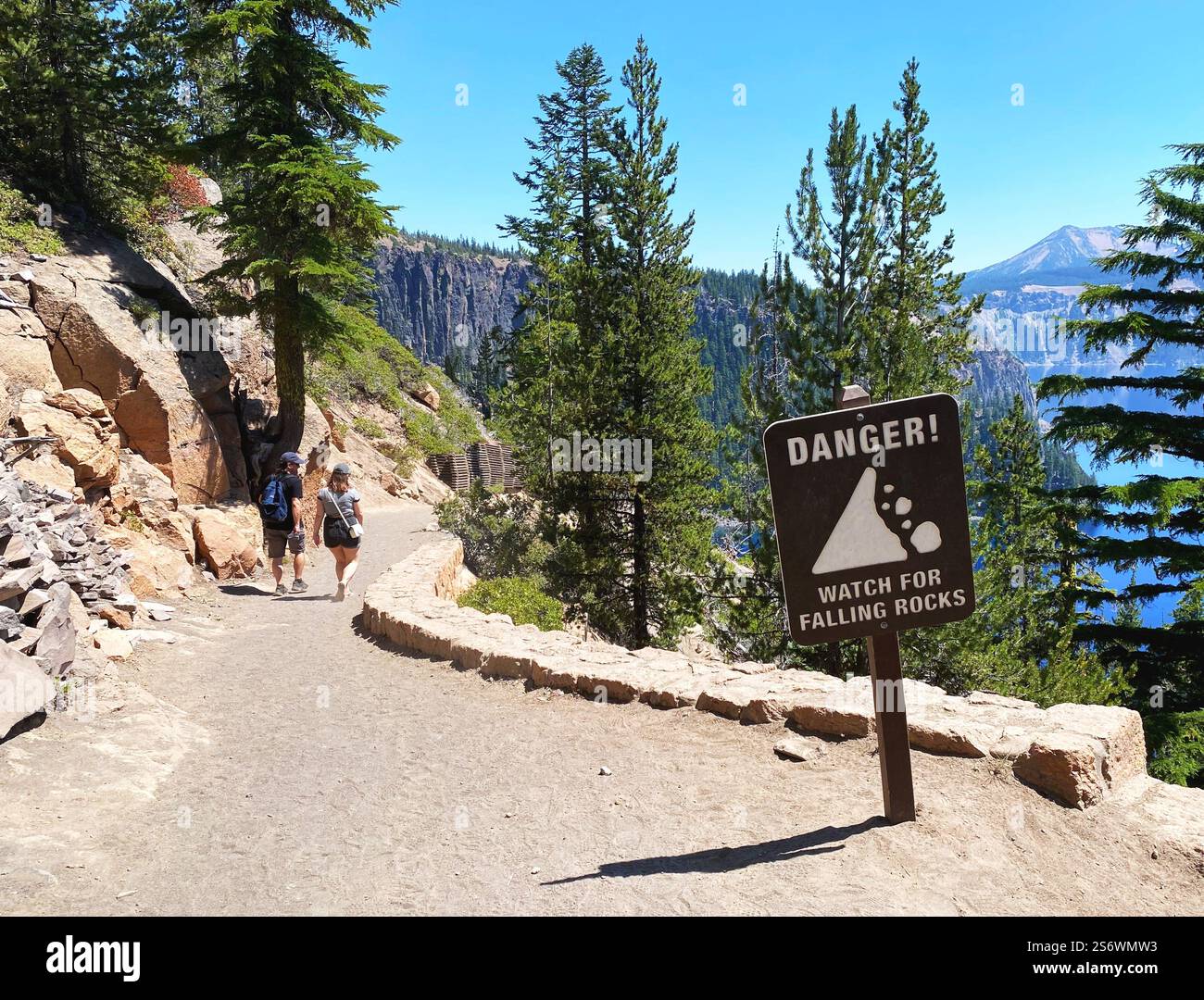 Ein Gefahrenzeichen, das vor herabfallenden Felsen warnt, auf einem Wanderweg im Crater Lake National Park in Oregon. Stockfoto