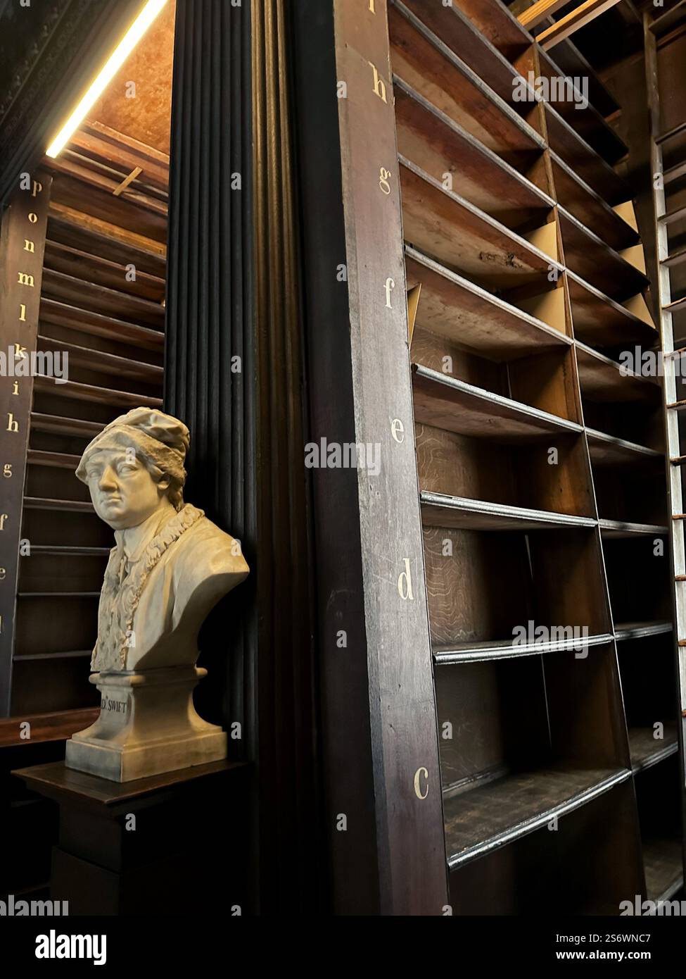 Leere Regale während der Renovierung im Long Room, der Trinity College Library in Dublin, Irland. Stockfoto