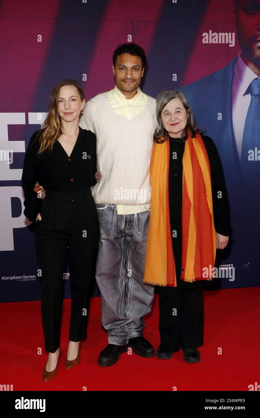 Katharina Schuettler, Steven Sowah und Maria Hofstetter bei der Premiere der ersten Staffel der ARD High-End-Serie Ein BESSERER PLATZ im Kino in Stockfoto