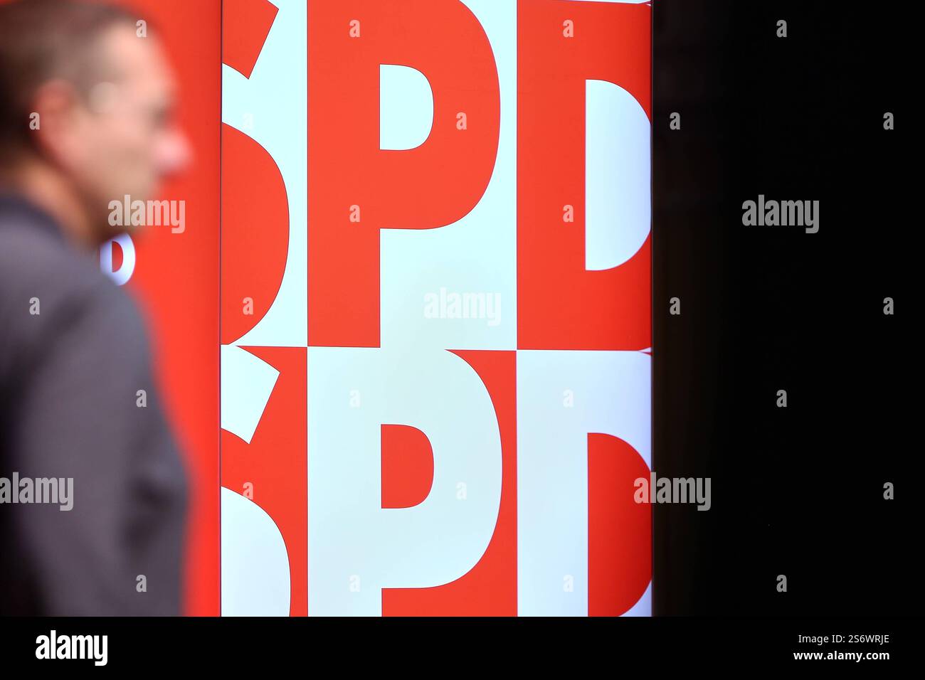 Halle Saale, Sachsen-Anhalt, Deutschland, 17.01.2025: Steintor-Varieté: Wahlkampfveranstaltung der SPD mit dem Kanzlerkandidat: SPD-Logo *** Halle Saale , Sachsen-Anhalt, Deutschland, 17 01 2025 Steintor Varieté SPD Wahlkampfveranstaltung mit dem SPD-Logo Copyright: XdtsxNachrichtenagenturx dts 56093 Stockfoto