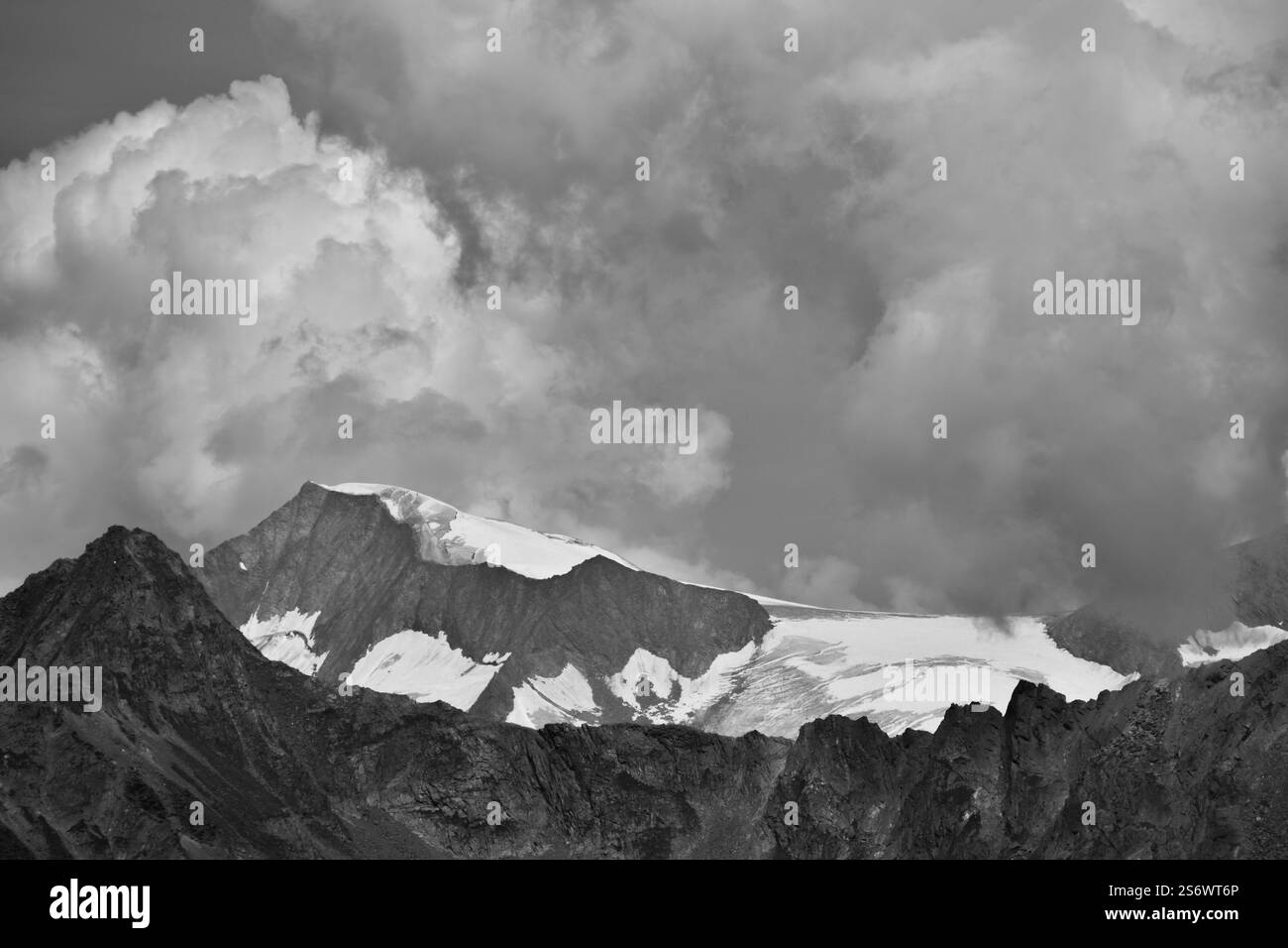 Blick vom Süden auf den Großvenediger mit dem Mullwitzkees-Gletscher und dramatischen Wolken, schwarz-weiß, Osttirol, Österreich, Europa Stockfoto