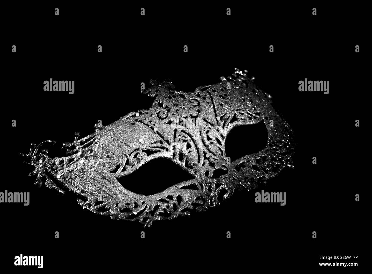 Elegante, verzierte silberne Maske, die auf eine geheimnisvolle Atmosphäre hindeutet, Karneval Stockfoto