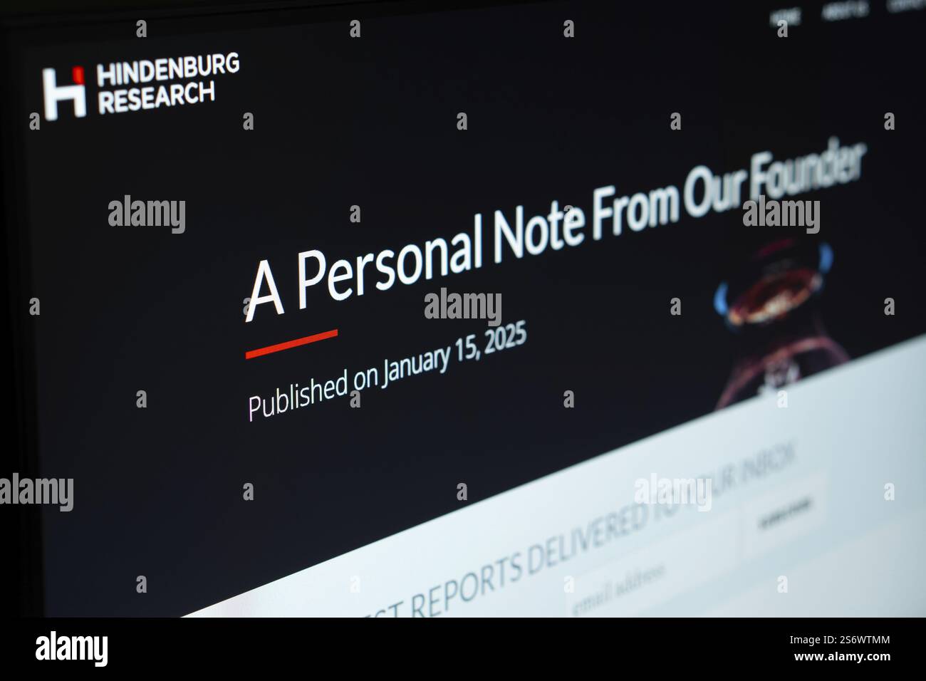 Die Website von Hindenburg Research wird auf einem Laptop angezeigt und enthält einen Blogbeitrag mit dem Titel Eine persönliche Notiz unseres Gründers Stockfoto