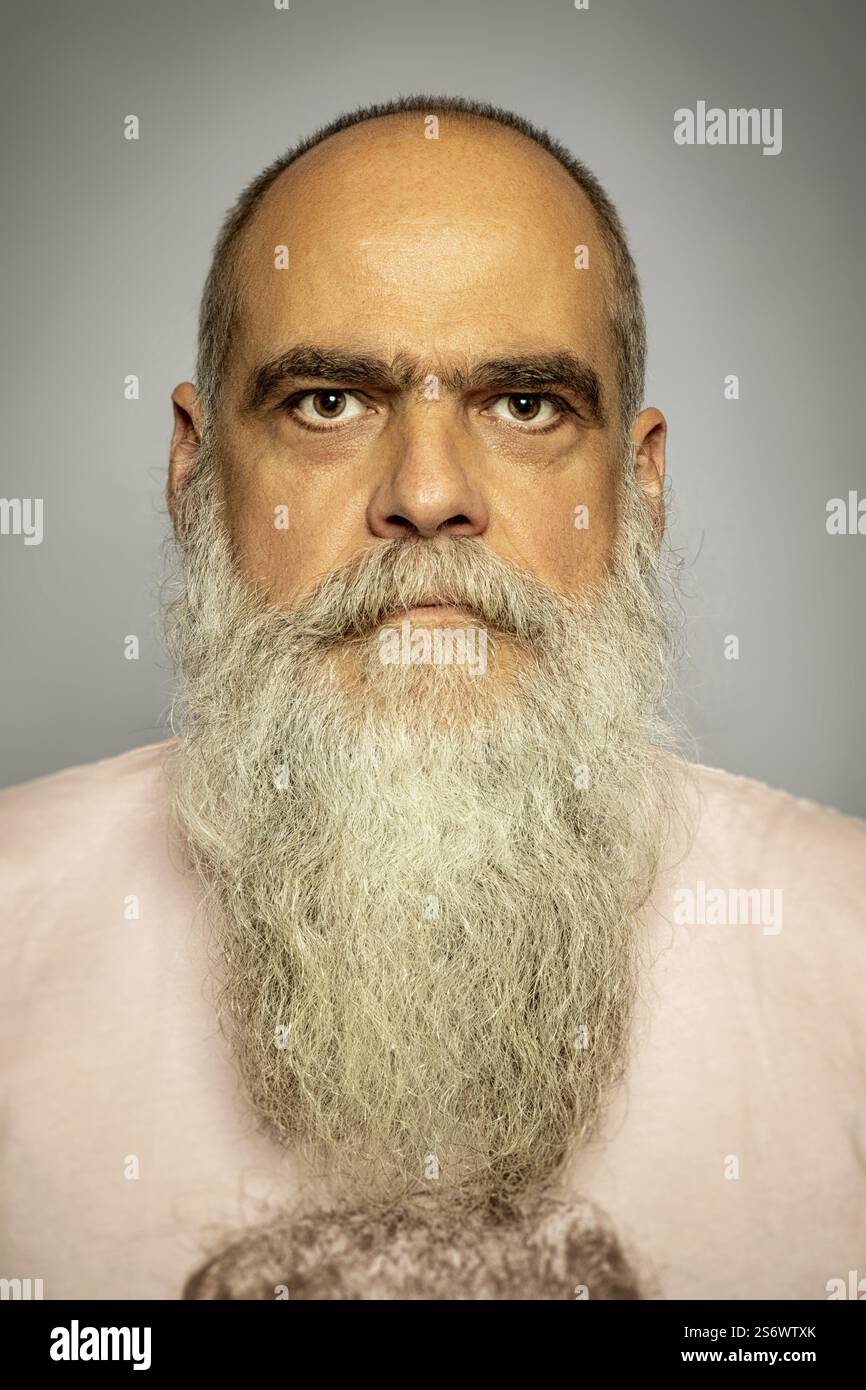 Ein Bild eines älteren Mannes mit einem grauen langen Bart Stockfoto