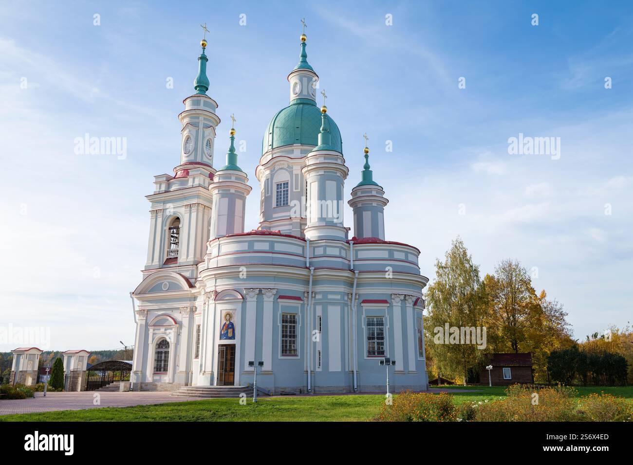 Blick auf die alte Kathedrale der Heiligen Katharina der Großen Märtyrerin an einem Oktobertag. Kingisepp, Region Leningrad, Russland Stockfoto