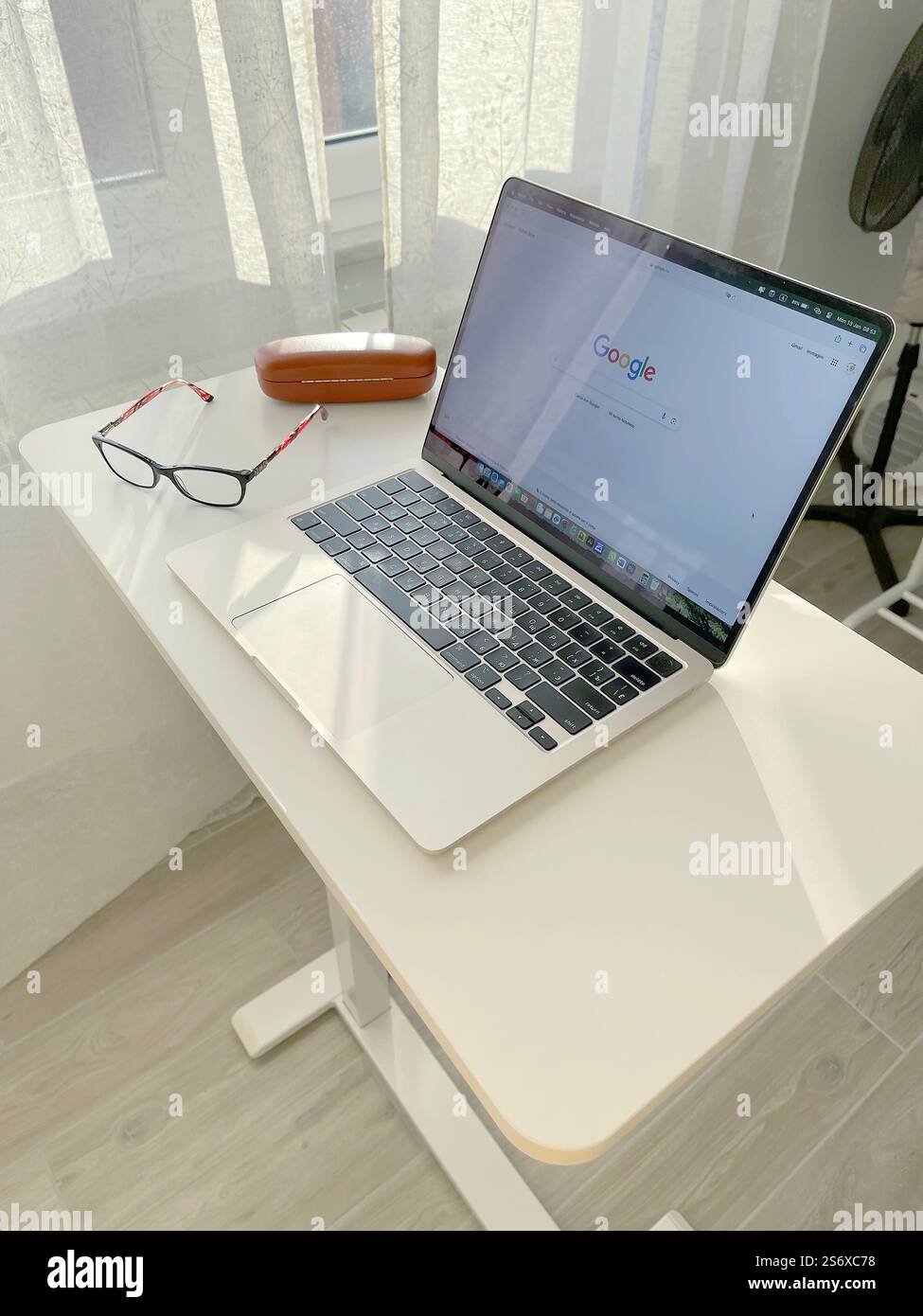 Sestri Levante, Italien - 13. Januar 2025. Laptop auf dem mobilen Tisch. Heller Raum und Arbeitsplatz. Google ist eine Internetsuchmaschine. Technologie und Arbeit Stockfoto