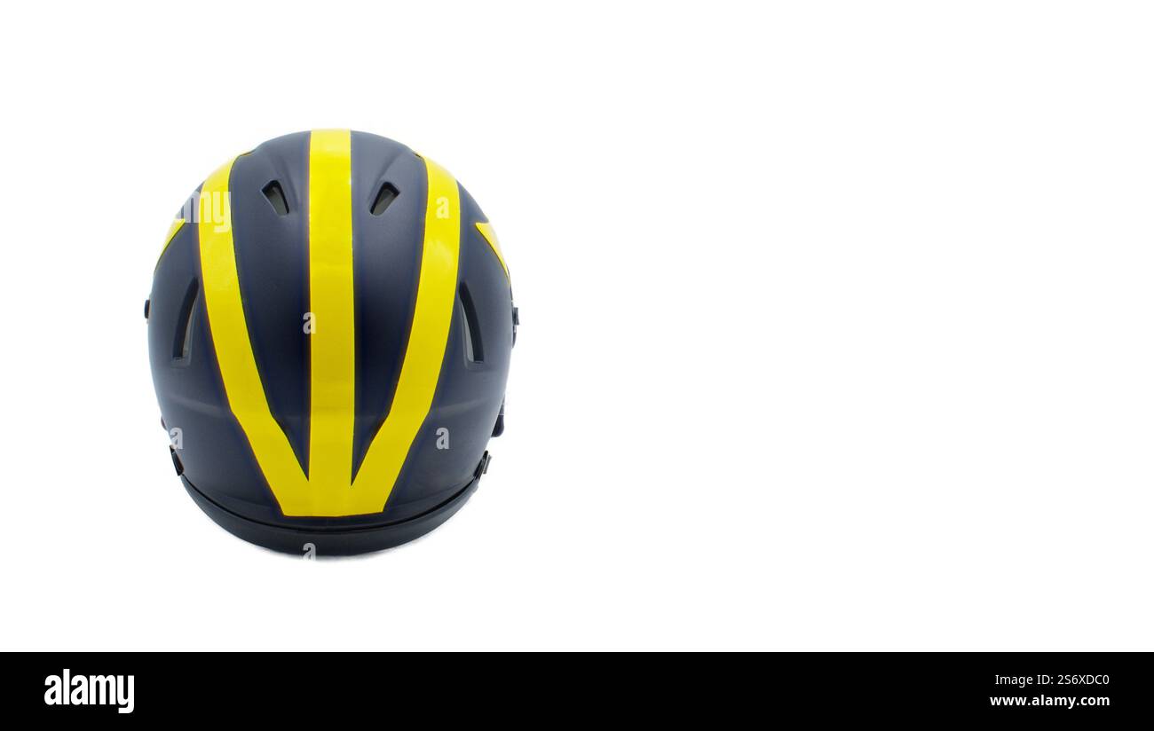 Ann Arbor, MI 1-15-25 University of Michigan Wolverines NCAA College Football Helm mit maisgelb geflügeltem Design auf dunkelblauer Farbe. Isoliert auf W Stockfoto