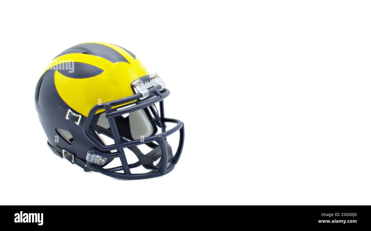 Ann Arbor, MI 1-15-25 University of Michigan Wolverines NCAA College Football Helm mit maisgelb geflügeltem Design auf dunkelblauer Farbe. Isoliert auf W Stockfoto
