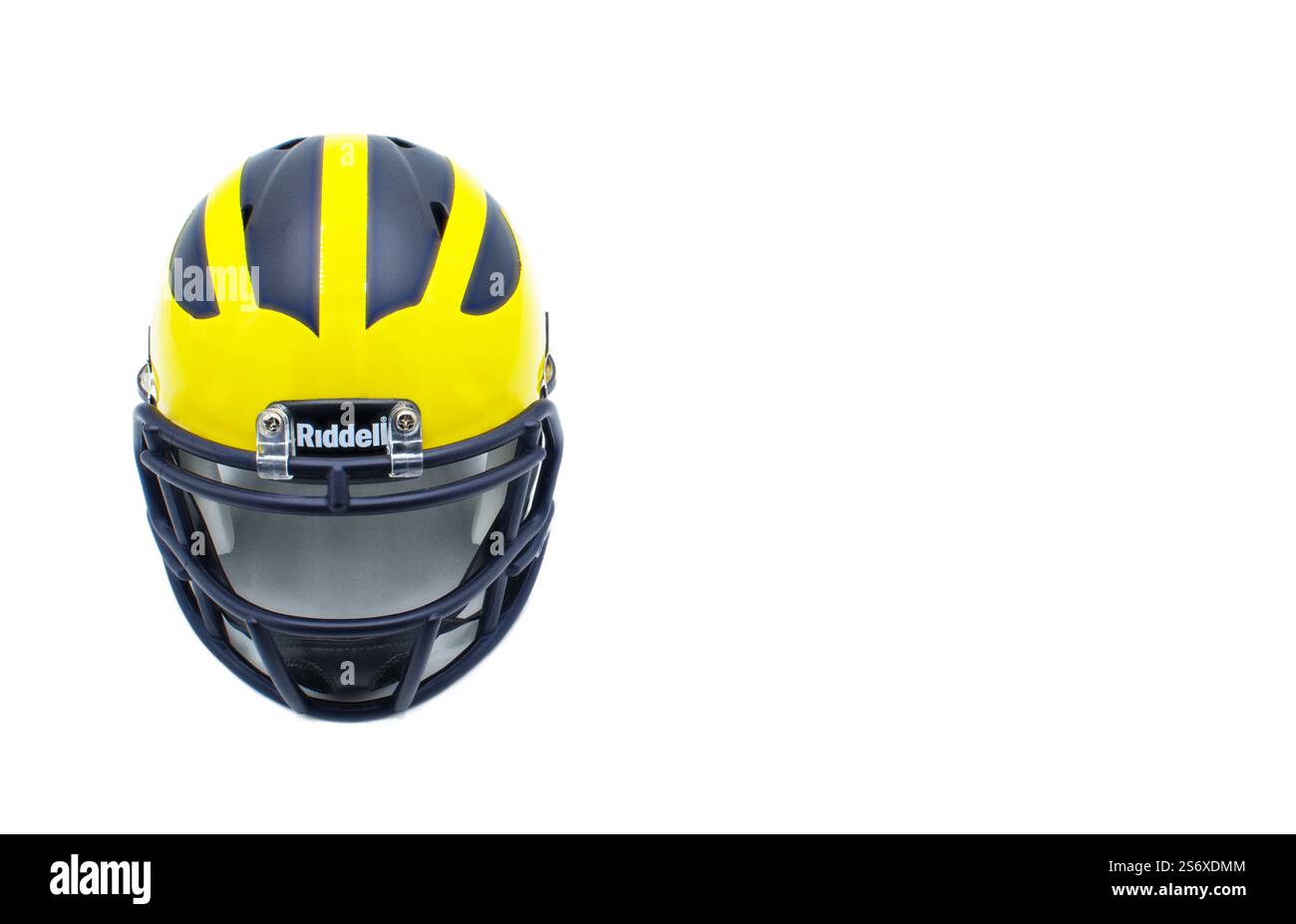 Ann Arbor, MI 1-15-25 University of Michigan Wolverines NCAA College Football Helm mit maisgelb geflügeltem Design auf dunkelblauer Farbe. Isoliert auf W Stockfoto